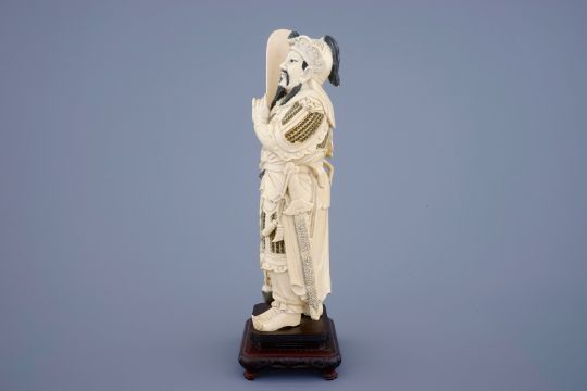 A Chinese carved ivory figure of a warrior on a wooden base, late 19th C. - Dim.: 40 [...] - Image 4 of 9