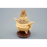A Chinese inlaid and carved ivory tripod censer on wooden base, 19th C. - H.: 21,5 cm -