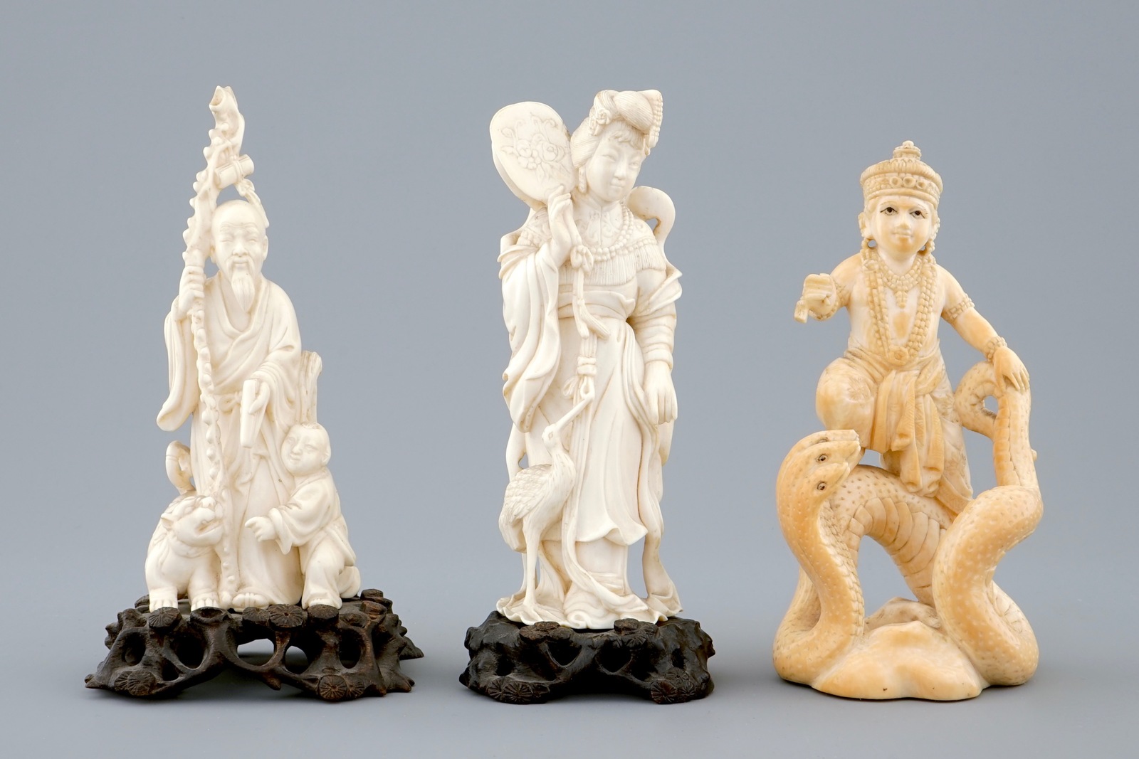 A set of 3 Chinese and Indian carved ivory figures, early 20th C. - H.: 13,5 cm (the [...] - Image 2 of 3