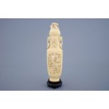 A Chinese carved ivory vase and cover on a wooden base, early 20th C. - Dim.: 31,5 x [...]
