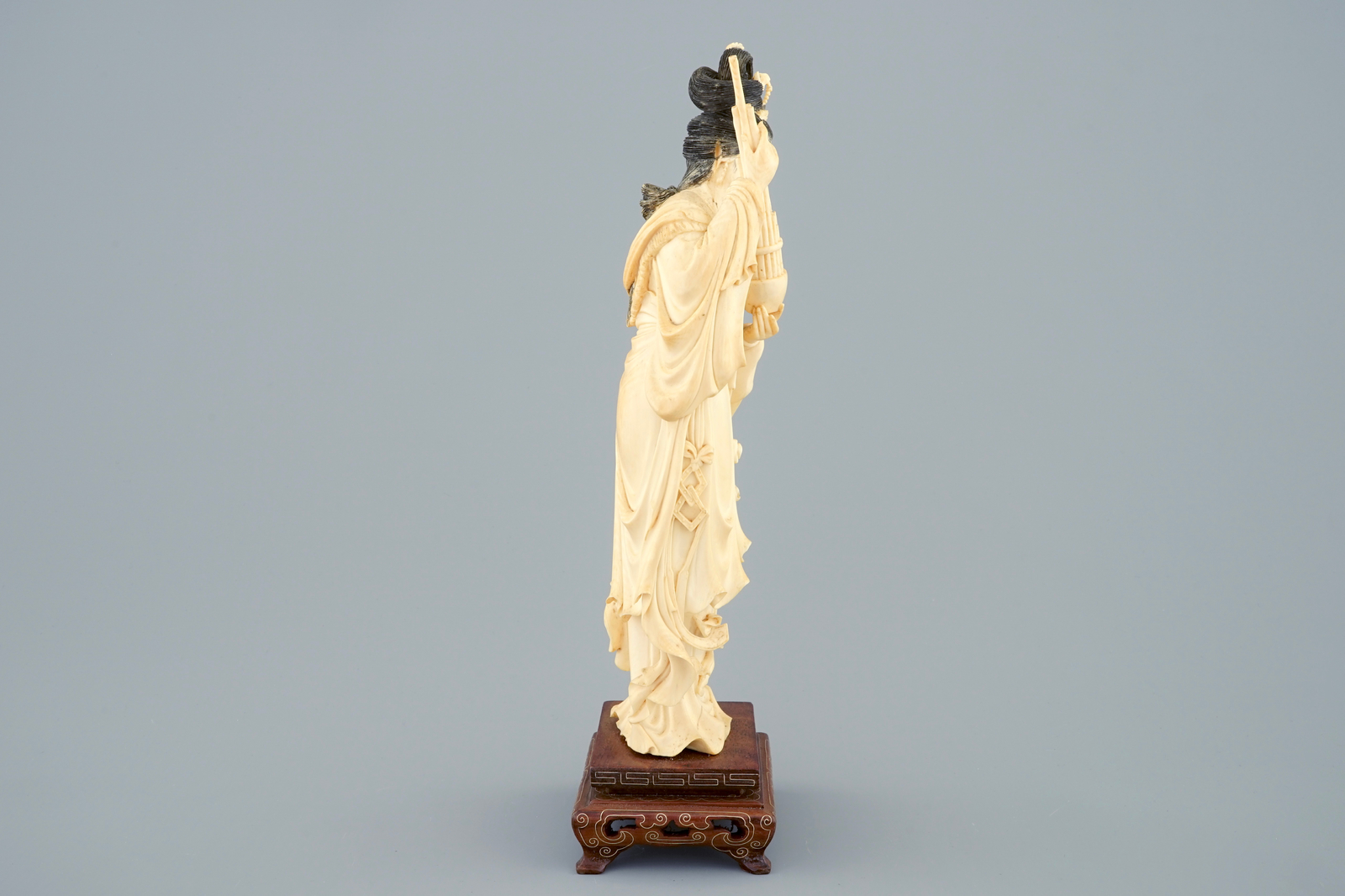 A Chinese carved ivory figure of a lady on wooden base, ca. 1900 - H.: 29,5 cm - - Image 5 of 5