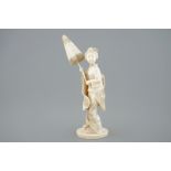 A Japanese carved ivory okimono of a lady holding a parasol, 19th C. - H.: 28,2 cm -