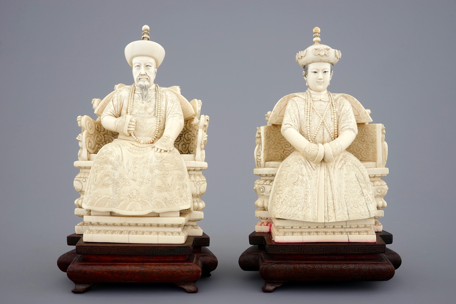 A pair of Chinese ivory figures of the emperor couple seated on a throne, ca. 1900 - [...]