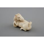 A signed Japanese ivory netsuke of a horse, 19th C. - L.: 5,5 cm - H.: 3,5 cm -