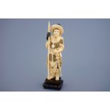 A Chinese carved ivory figure of a female warrior on a wooden base, late 19th C. - [...]