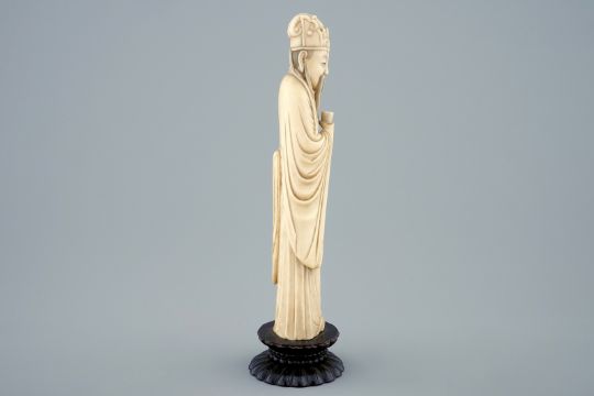 A Chinese carved ivory figure of a sage with a beaker on a lotus-shaped base, 19th C. [...] - Image 4 of 10