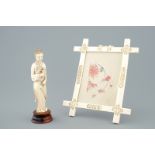 A Chinese Canton ivory frame and a carved figure of Guanyin, 19th C. - H.: 17,5 cm [...]