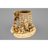 A Japanese ivory brushwasher group, Meiji, 19th C. - H.: 8,5 cm -