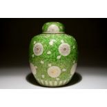 A Chinese lime green ground and gilt covered ginger jar, 19/20th C. H.: 33 cm (incl. cover)