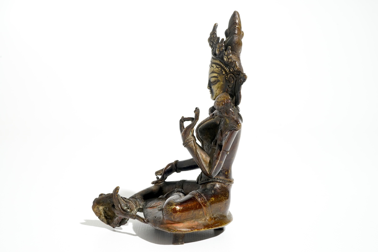 A Sino-Tibetan gilt bronze figure of Green Tara (Syamatara), 17/18th C. Dim.: 15 x 9,5 x 11 cm - Image 2 of 7