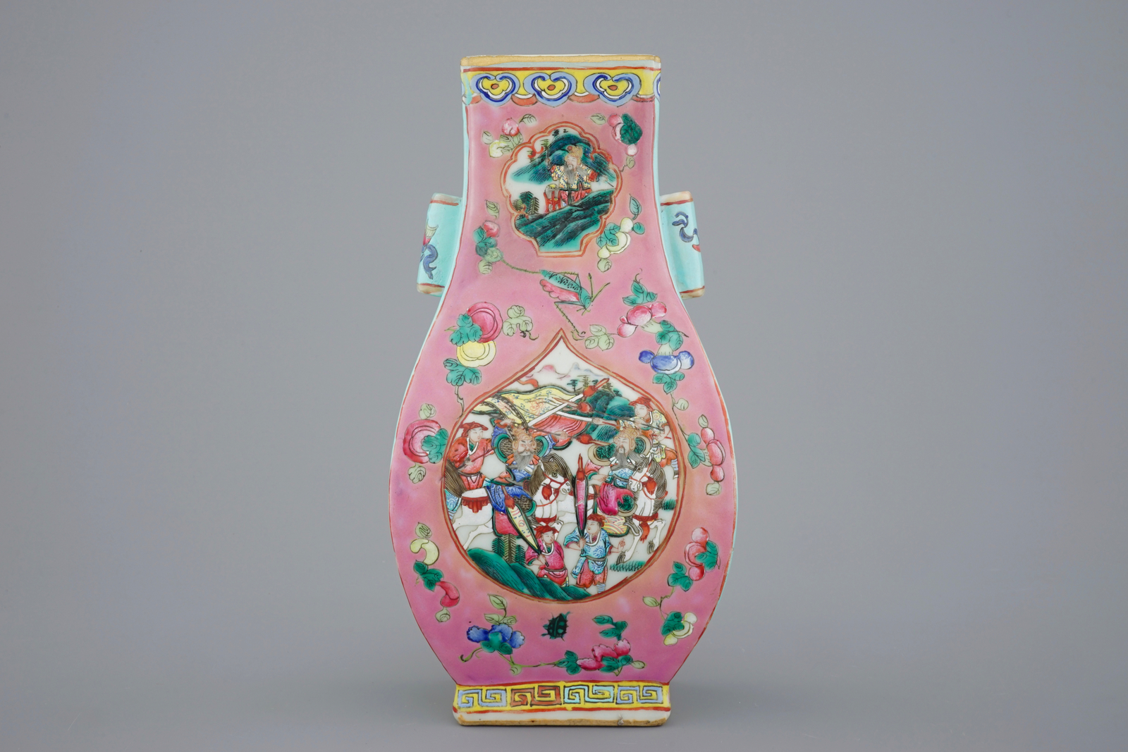 A Chinese famille rose fang hu vase, 19th C. H.: 31,5 cm - L.: 15,5 cm - W.: 11 cm Condition reports