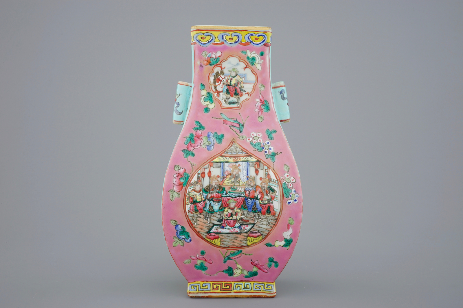 A Chinese famille rose fang hu vase, 19th C. H.: 31,5 cm - L.: 15,5 cm - W.: 11 cm Condition reports - Image 3 of 7