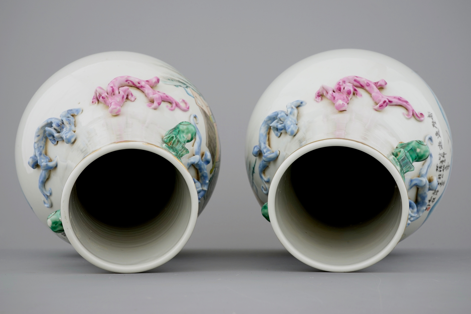 An unusual pair of Chinese famille rose landscape vases, early 20th C. H.: 46 cm - Dia.: 22 cm - Image 5 of 6