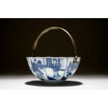 A Chinese blue and white silver-handled bowl with Long Eliza, Kangxi Dia.: 15 cm - H.: 17 cm (with