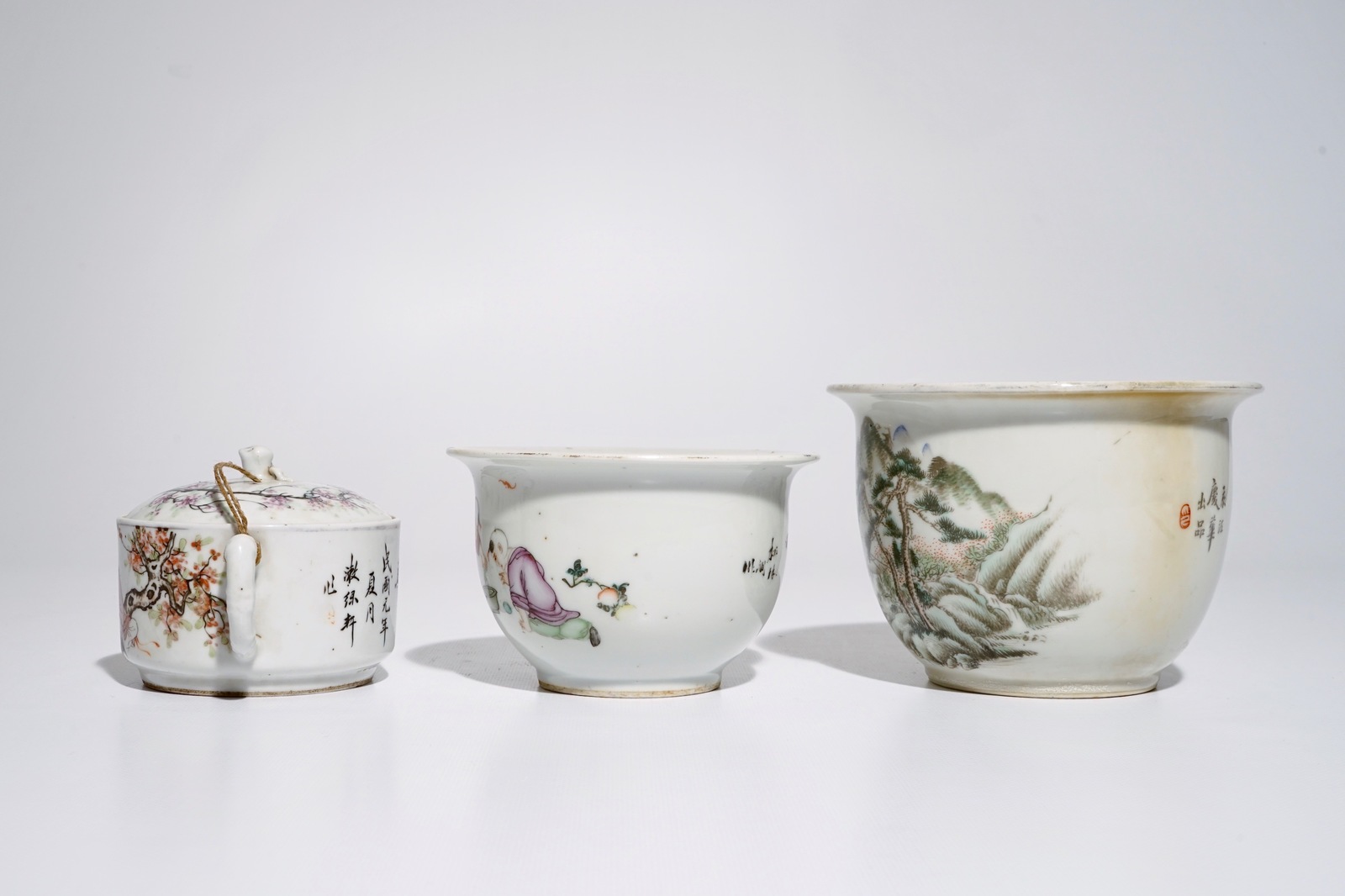 A varied lot of Chinese qianjiang cai porcelain, 19/20th C. Dia.: 17 cm - H.: 12 cm (largest bowl) - Image 7 of 9