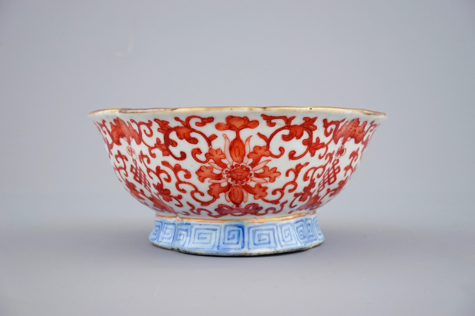 A varied lot of Chinese porcelain, 18/19th C. Dia.: 29 cm (the dish) Dim.: 18,5 x 14,5 x 6 cm (the - Bild 12 aus 19