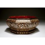 A Chinese lacquer and mother of pearl box, 18th C. Dia.: 21 cm - H.: 10 cm Condition reports and