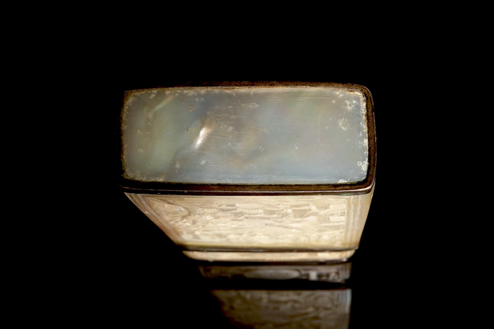 A Chinese mother of pearl cigarette box with relief design, 19th C. Dim.: 7,5 x 4 x 1,5 cm Condition - Image 8 of 8