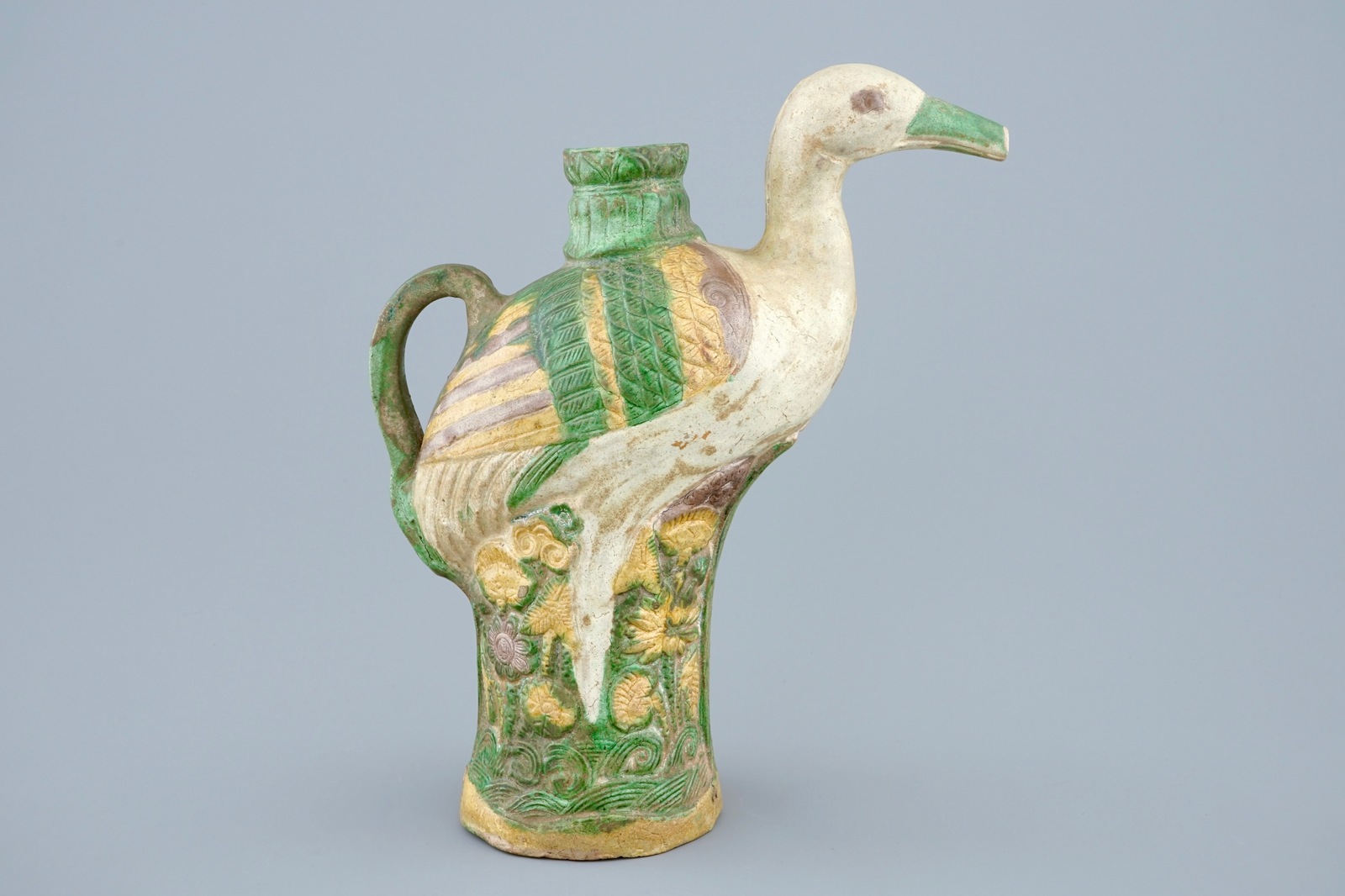 A Chinese verte biscuit crane-shaped ewer, 18/19th C. H.: 25 cm Condition reports and high