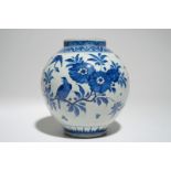 A Japanese blue and white spherical vase with birds among foliage, Edo, 17th C. H.: 22,5 cm