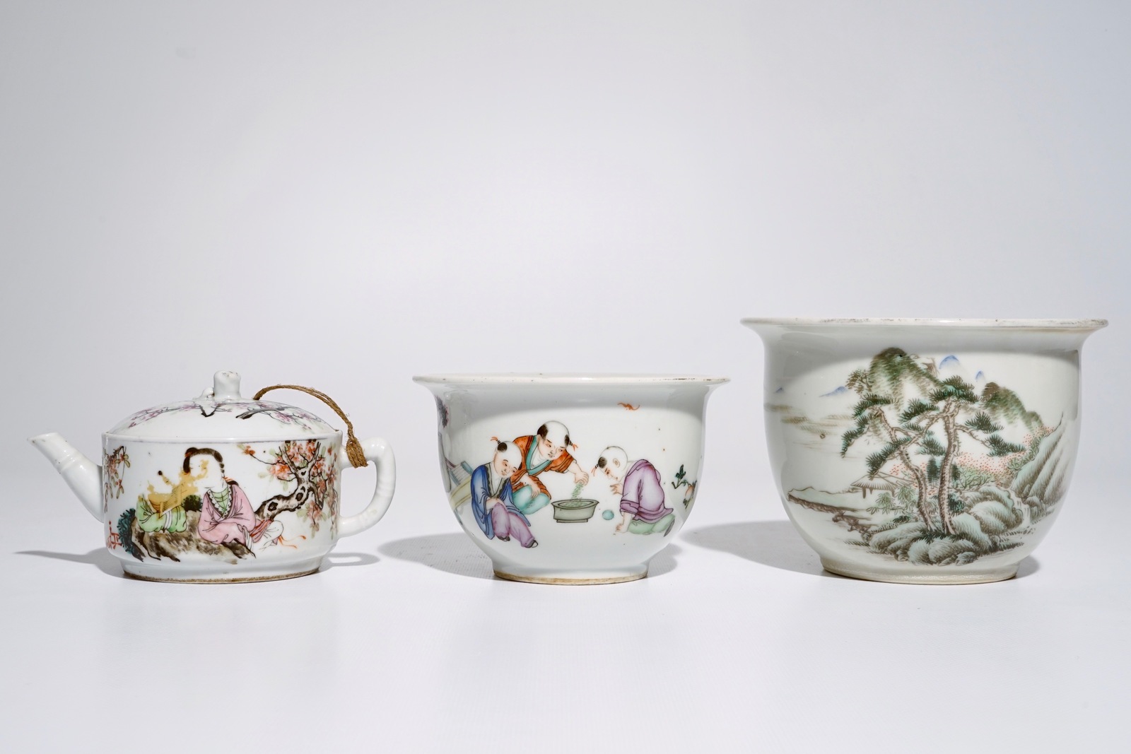 A varied lot of Chinese qianjiang cai porcelain, 19/20th C. Dia.: 17 cm - H.: 12 cm (largest bowl) - Image 4 of 9