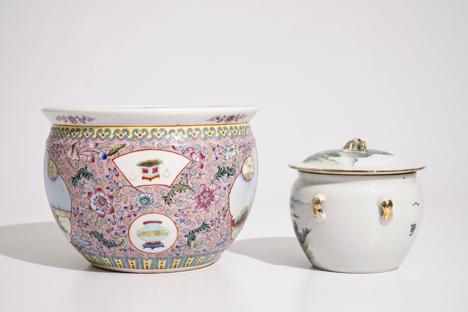 A Chinese qianjiang cai food bowl and cover and a famille rose flowerpot, 19/20th C. Dia.: 21 cm - - Image 5 of 7