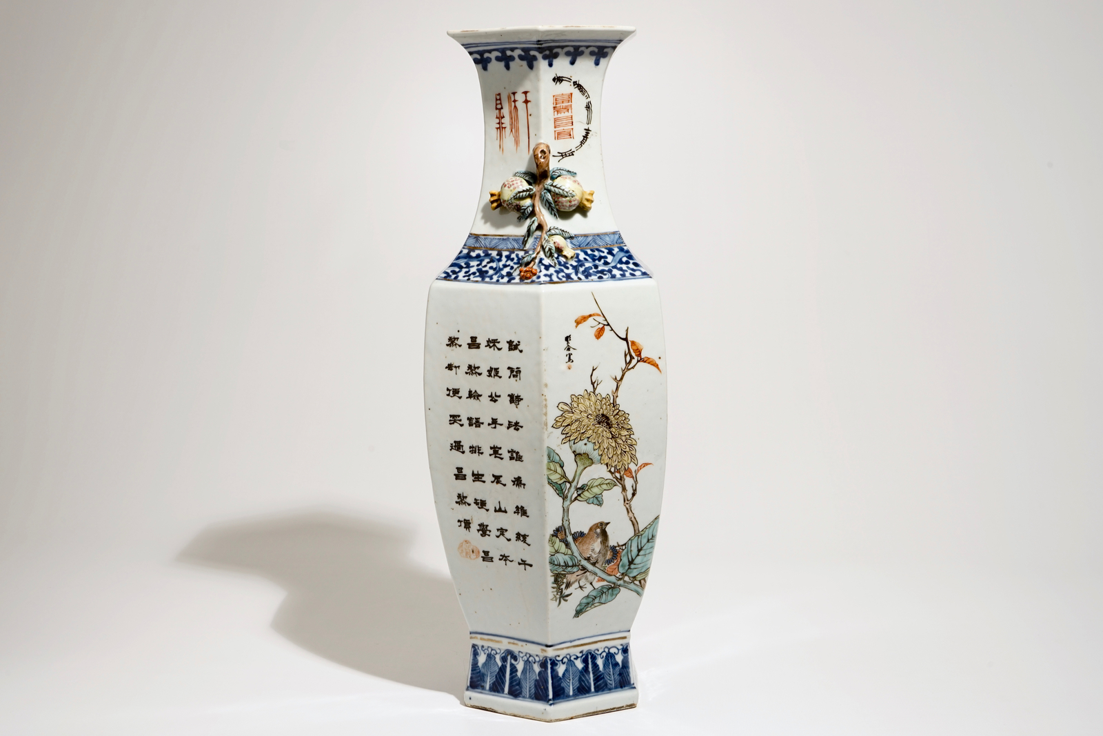 A Chinese hexagonal vase with qianjiang cai design, 19/20th C. H.: 59,5 cm Condition reports and - Image 4 of 6