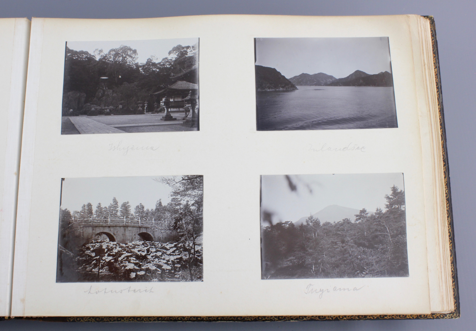 An album with photos of Chine and Japan, ca. 1900 A nice probably Japanese laquer covered album with - Image 34 of 44