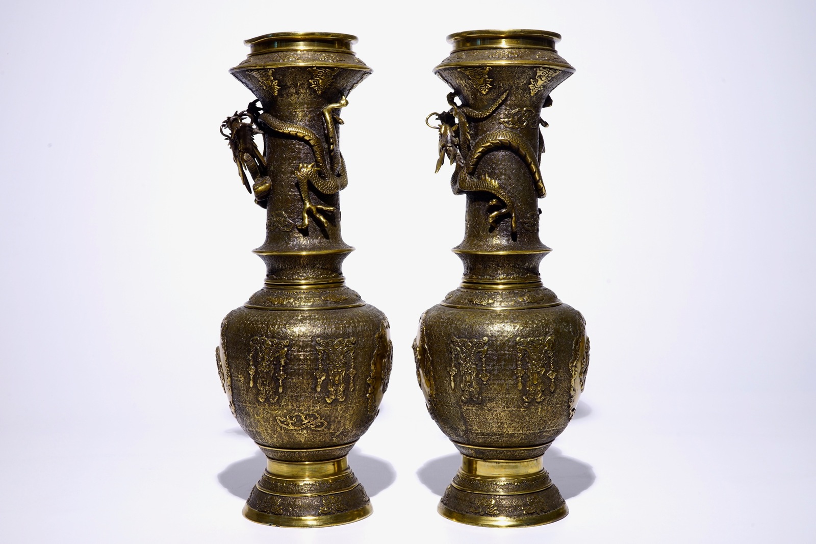 A pair of Japanese gilt brass vases with applied dragons, Meiji/Taisho, 19/20th C. H.: 49,5 cm - Bild 2 aus 6