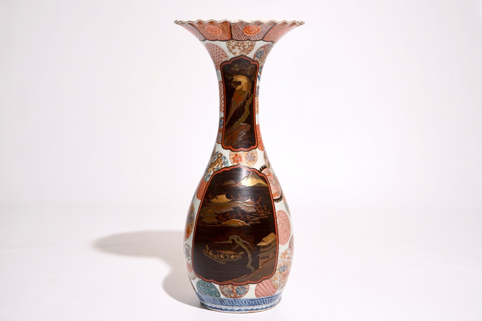 A Japanese Imari vase with lacquer reserves, Meiji, 19th C. H.: 62 cm Condition reports and high - Image 3 of 6