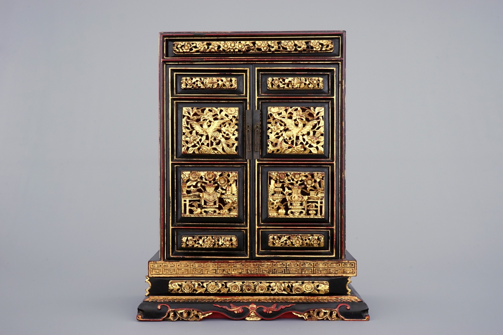 A Chinese carved, lacquered and gilt wood cabinet, 19th C. Dim.: 43,5 x 34,5 x 15 cm The interior