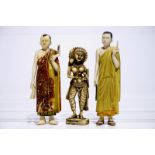 An Indian carved ivory figure of Parvati and two polychrome servant figures, 18/19th C. H.: 13 cm (