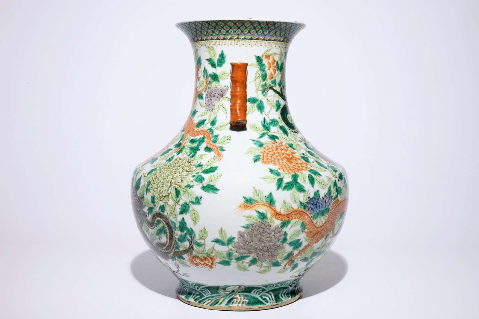 A large Chinese famille verte hu-shaped "Dragon" vase, 19th C. H.: 49 cm Condition reports and - Image 4 of 6