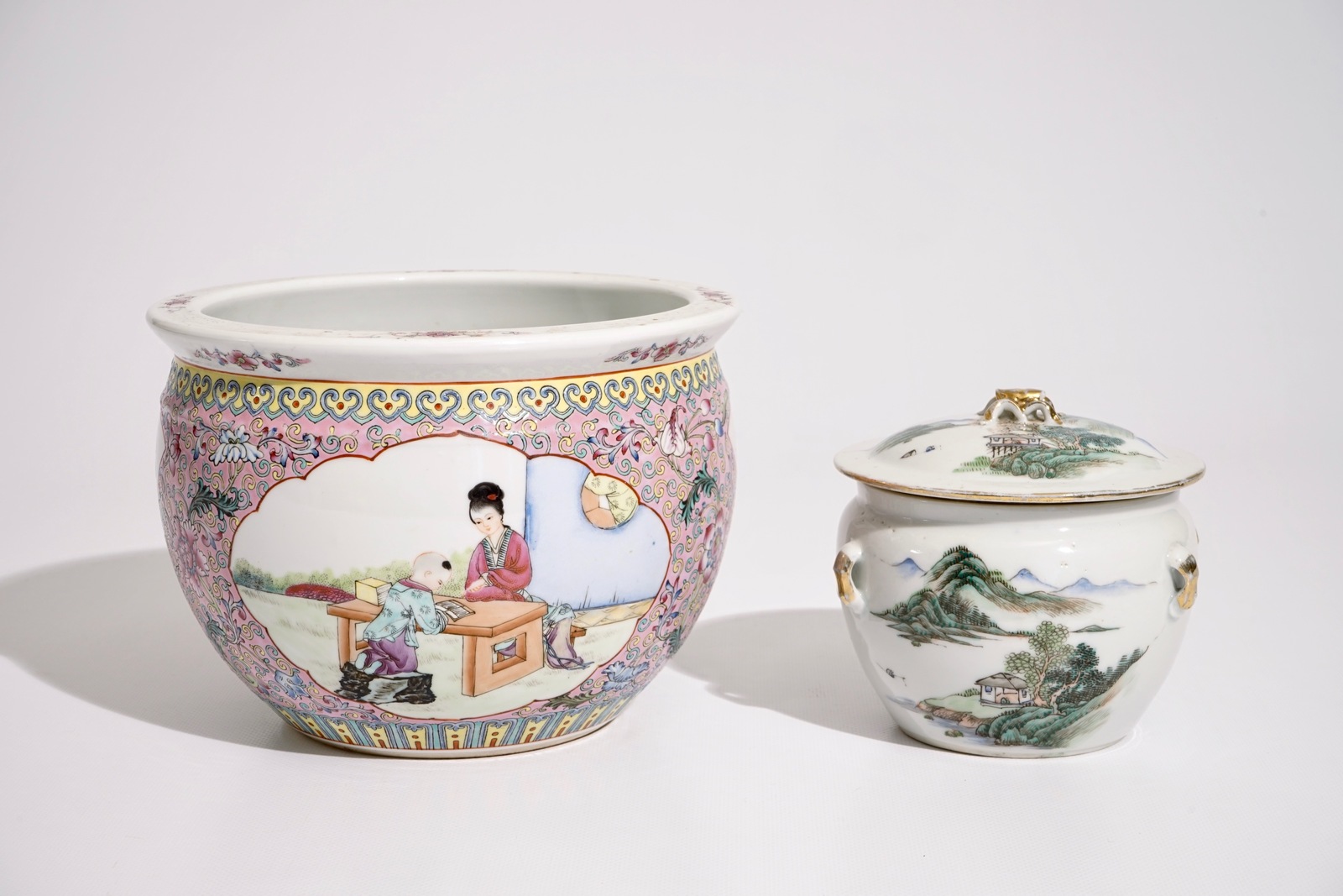 A Chinese qianjiang cai food bowl and cover and a famille rose flowerpot, 19/20th C. Dia.: 21 cm -