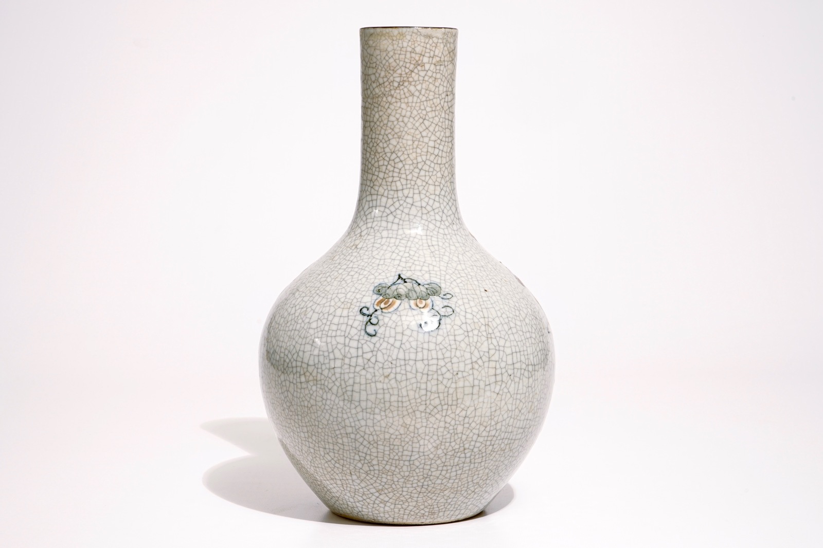 A Chinese crackle glaze tianqiuping vase with antiquities design, 19th C. H.: 43 cm Condition - Image 3 of 5