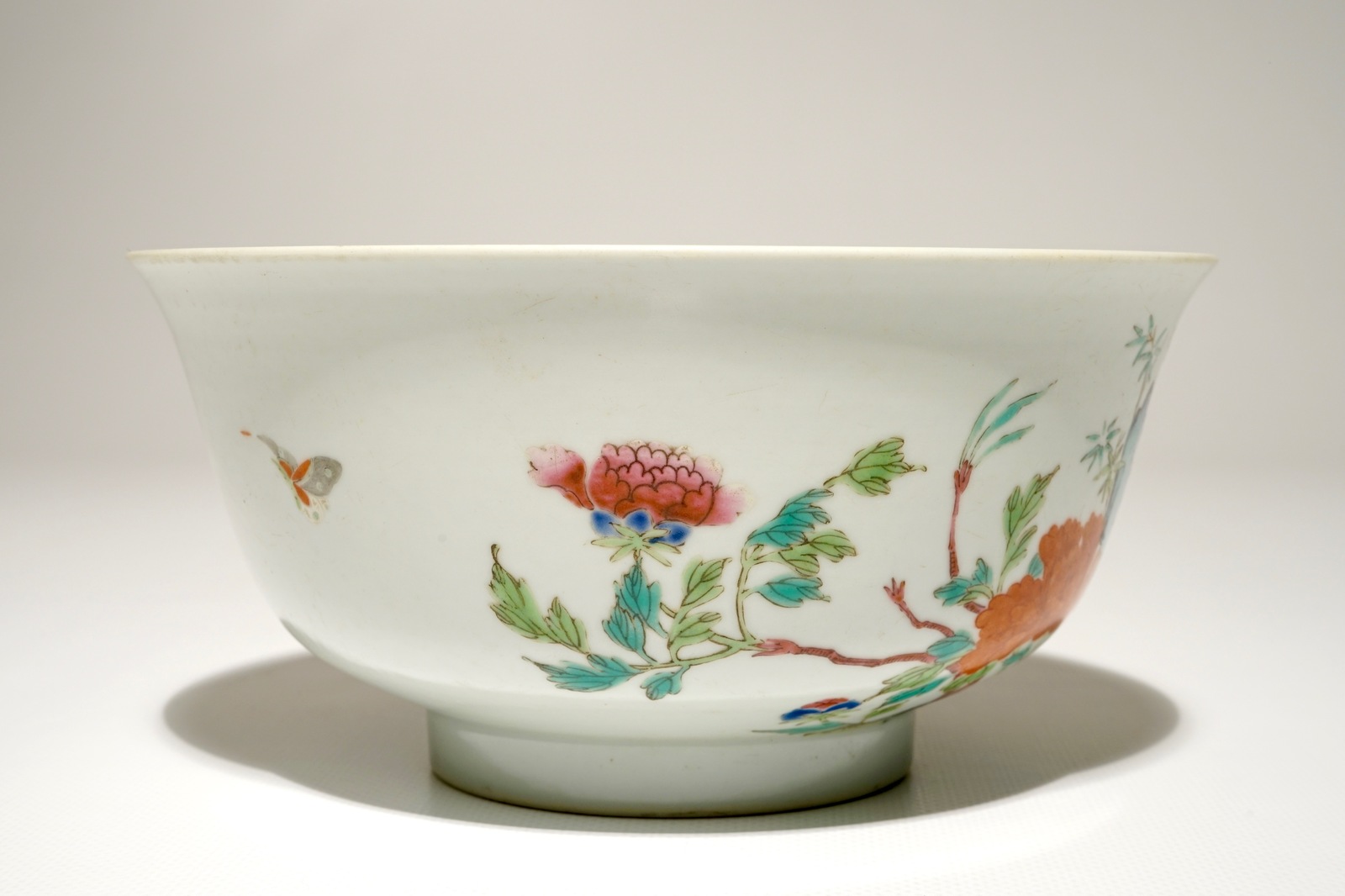 A Chinese famille rose bowl, Daoguang mark, 19/20th C. Dia.: 18,5 cm - H.: 9 cm Condition reports - Bild 2 aus 6