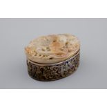 An English silver box with a Chinese mottled jade plaque as cover, 19th C. L.: 7 cm - H.: 3,5 cm