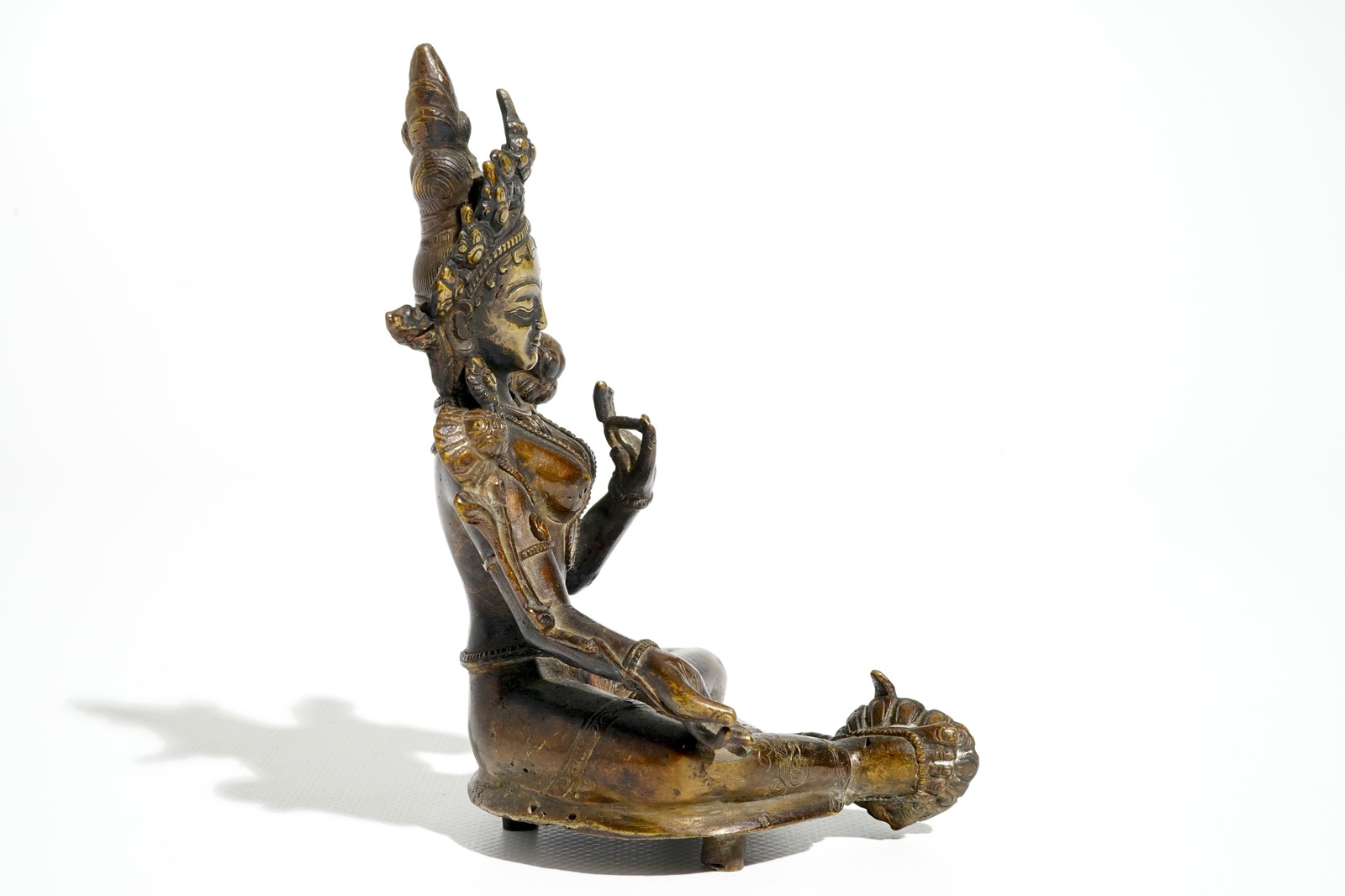 A Sino-Tibetan gilt bronze figure of Green Tara (Syamatara), 17/18th C. Dim.: 15 x 9,5 x 11 cm - Image 4 of 7