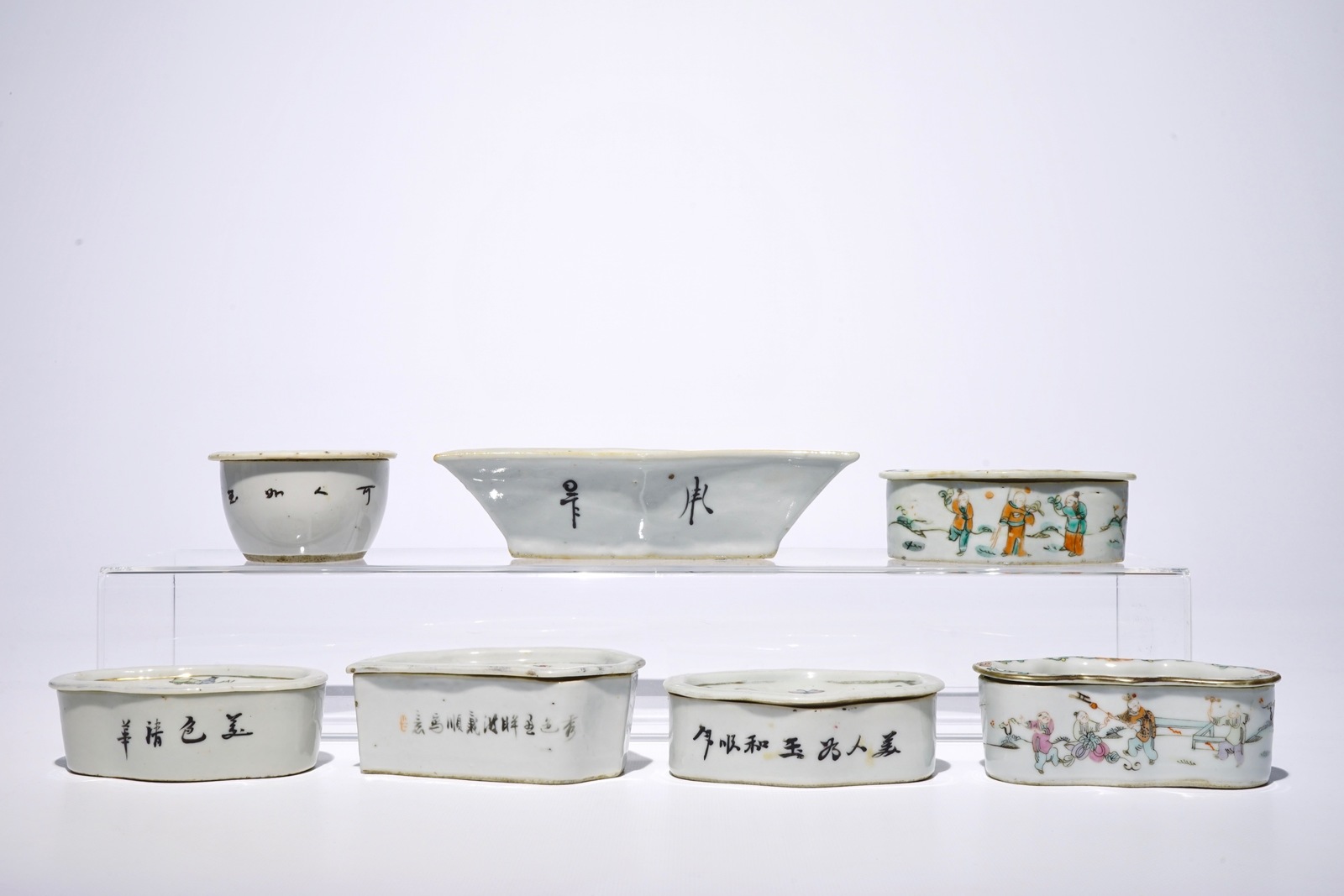 Six Chinese qianjiang cai cricket boxes and a bat-shaped bowl, 19/20th C. L.: 20 cm - W.: 10,5 - Image 4 of 9