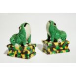 A pair of Chinese verte on biscuit models of frogs, Kangxi Dim.: 11,5 x 8,5 x 5,5 cm (each)