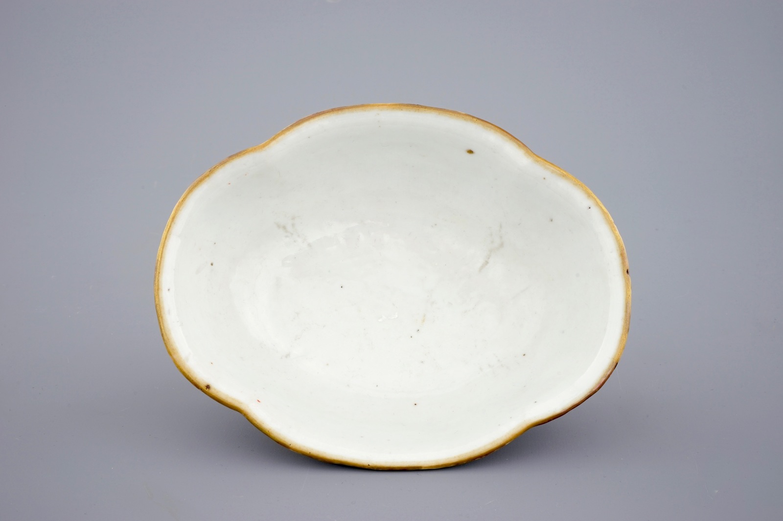 A varied lot of Chinese porcelain, 18/19th C. Dia.: 29 cm (the dish) Dim.: 18,5 x 14,5 x 6 cm (the - Bild 13 aus 19