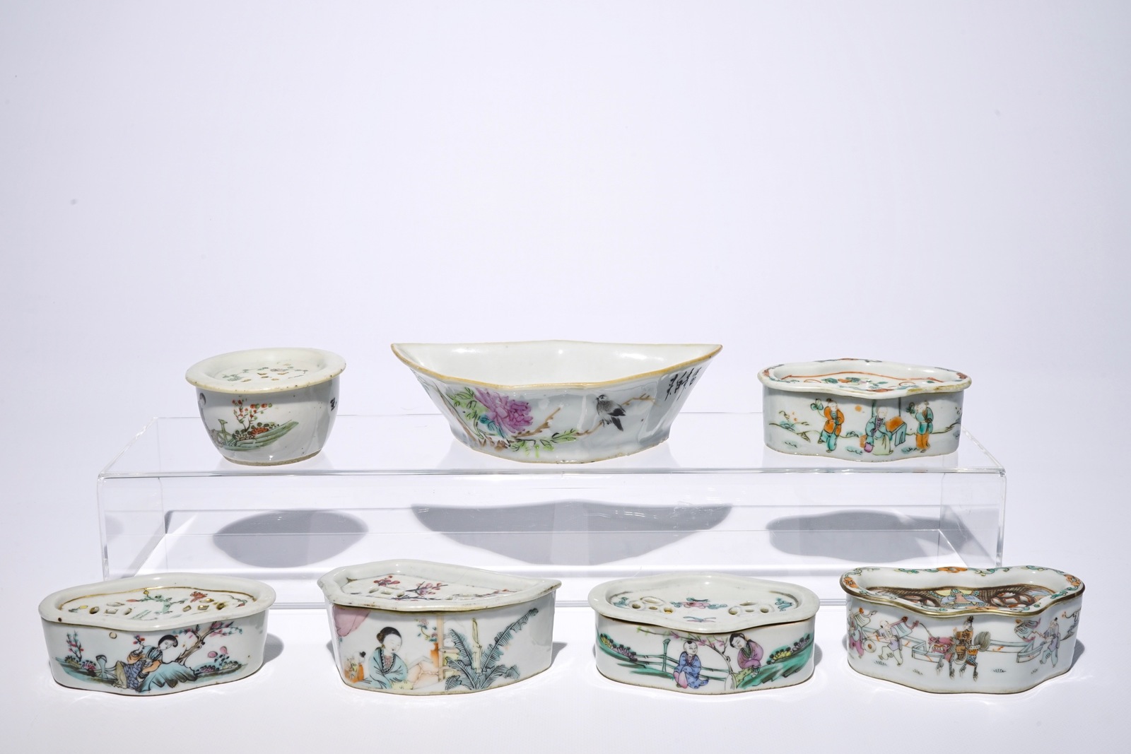 Six Chinese qianjiang cai cricket boxes and a bat-shaped bowl, 19/20th C. L.: 20 cm - W.: 10,5