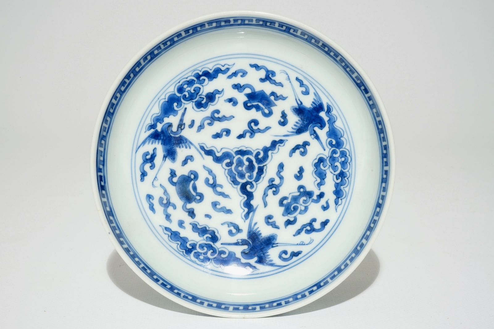 A Chinese blue and white plate with flying cranes, Kangxi Dia.: 15,5 cm - H.: 5 cm Condition reports