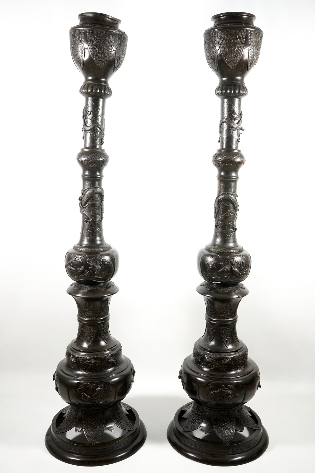 A pair of very tall Japanese bronze floor lamp columns, Meiji, 19th C. H.: 177 cm Condition - Image 4 of 10