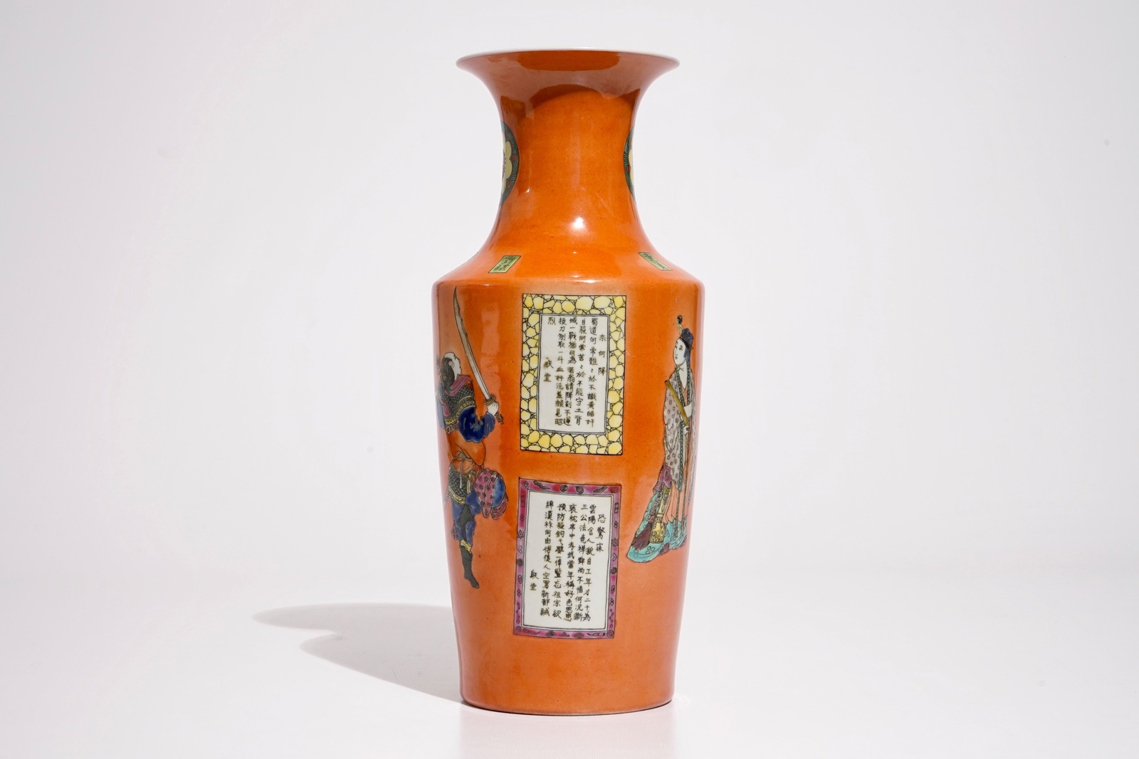 A Chinese famille rose on coral ground Wu Shuang Pu rouleau vase, 20th C. H.: 41,5 cm Condition - Bild 2 aus 6