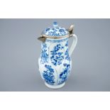 A Chinese blue and white jug and cover, Kangxi H.: 17,5 cm Condition reports and high resolution