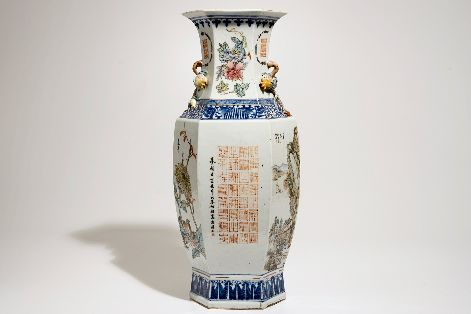 A Chinese hexagonal vase with qianjiang cai design, 19/20th C. H.: 59,5 cm Condition reports and - Image 3 of 6