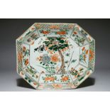 A Chinese famille verte hexagonal deep dish, Kangxi Dim.: 27,5 x 23,5 x 5,5 cm Condition reports and