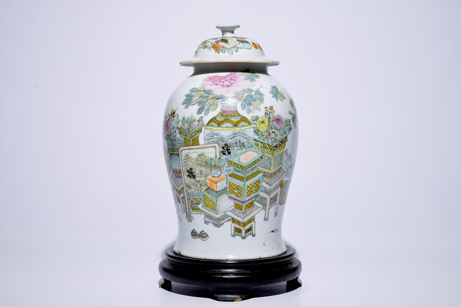 A Chinese qianjiang cai vase and cover with "100 antiquities" design, 19/20th C. H.: 43 cm Condition