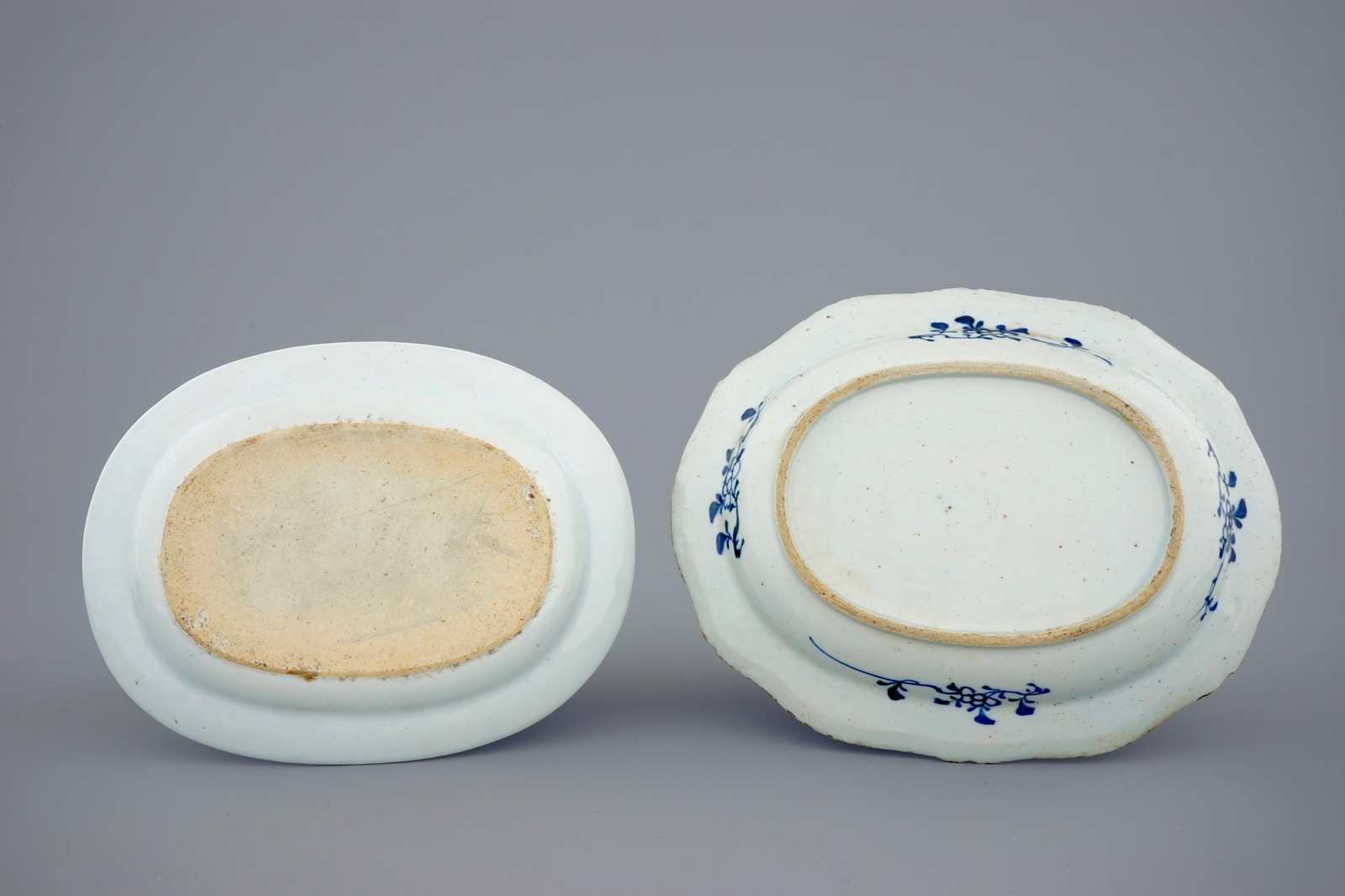 Two Chinese blue and white oval dishes and a plate, Qianlong Dia.: 28 cm (the round plate) Condition - Image 3 of 5